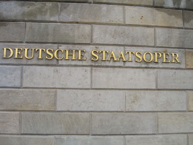 Deutsche Staatsoper in Berlin Mitte Unter den Linden 
