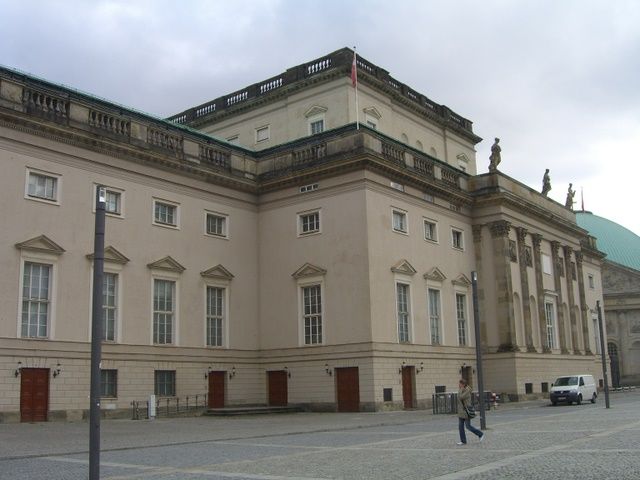Deutsche Staatsoper in Berlin Mitte Unter den Linden 