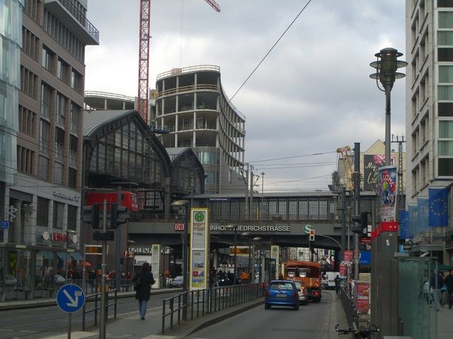Bf. Friedrichstraße in Berlin Mitte mit EÜ Stadtbahn / Friedrichstraße 