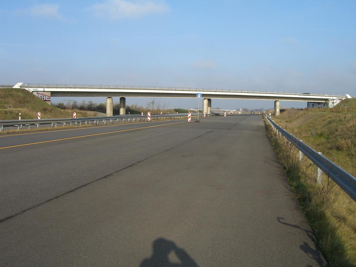 Straßenbrücke zwischen A 117 und A 13 / A 113 im Landkreis Dahme Spreewald im Land Brandenburg 