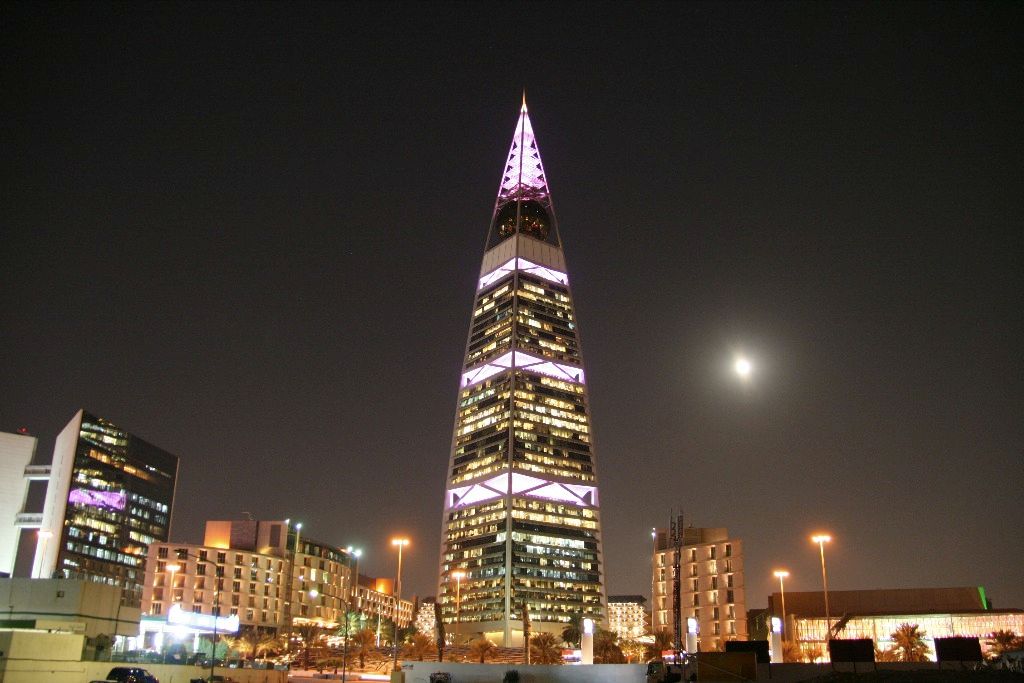 Mile building. Башня Аль-Файзалия. Башня в Саудовской Аравии. Башня Эр Рияд. Riyadh al Faisaliah.