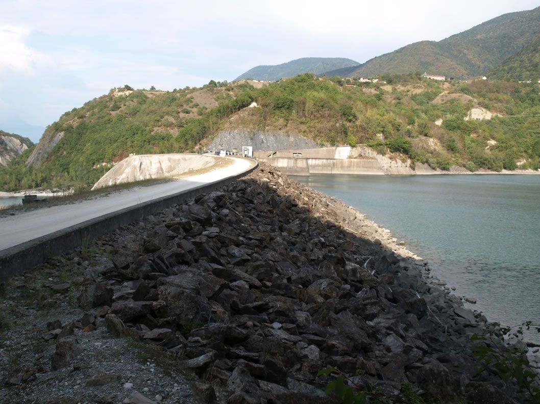 Dam View - Lake Side 