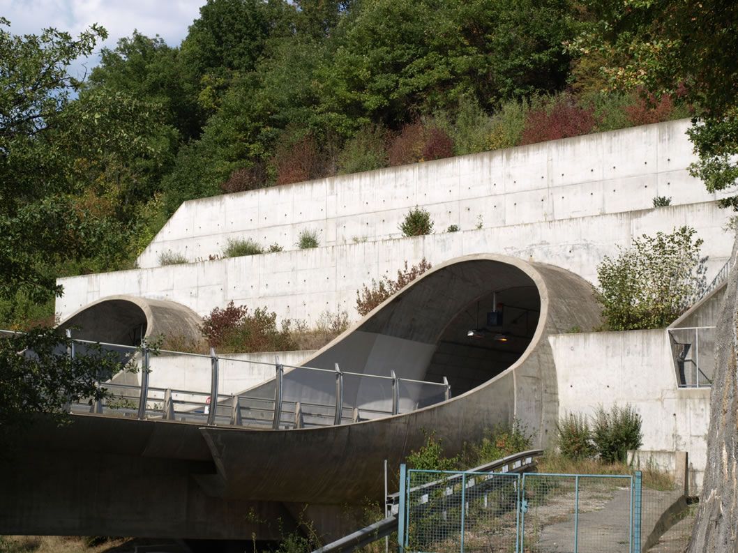 Entrance of the tunnel seen from a path 