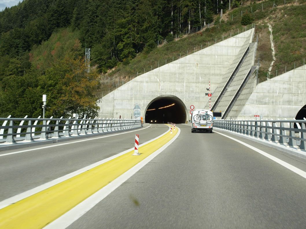 Entrée Sud du Tunnel (Direction Nord) - Vue prise depuis le Viaduc de Monestier de Clermont 