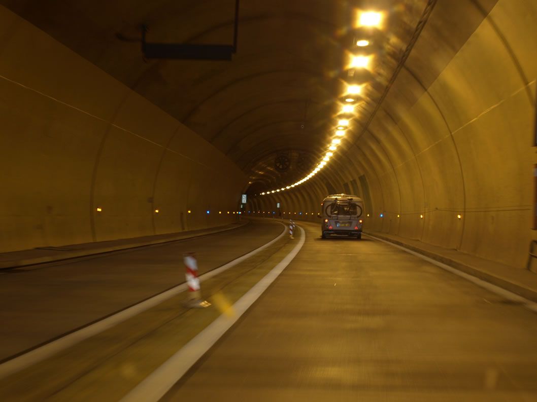 A l'intérieur du Tunnel - Route à Double-Sens 