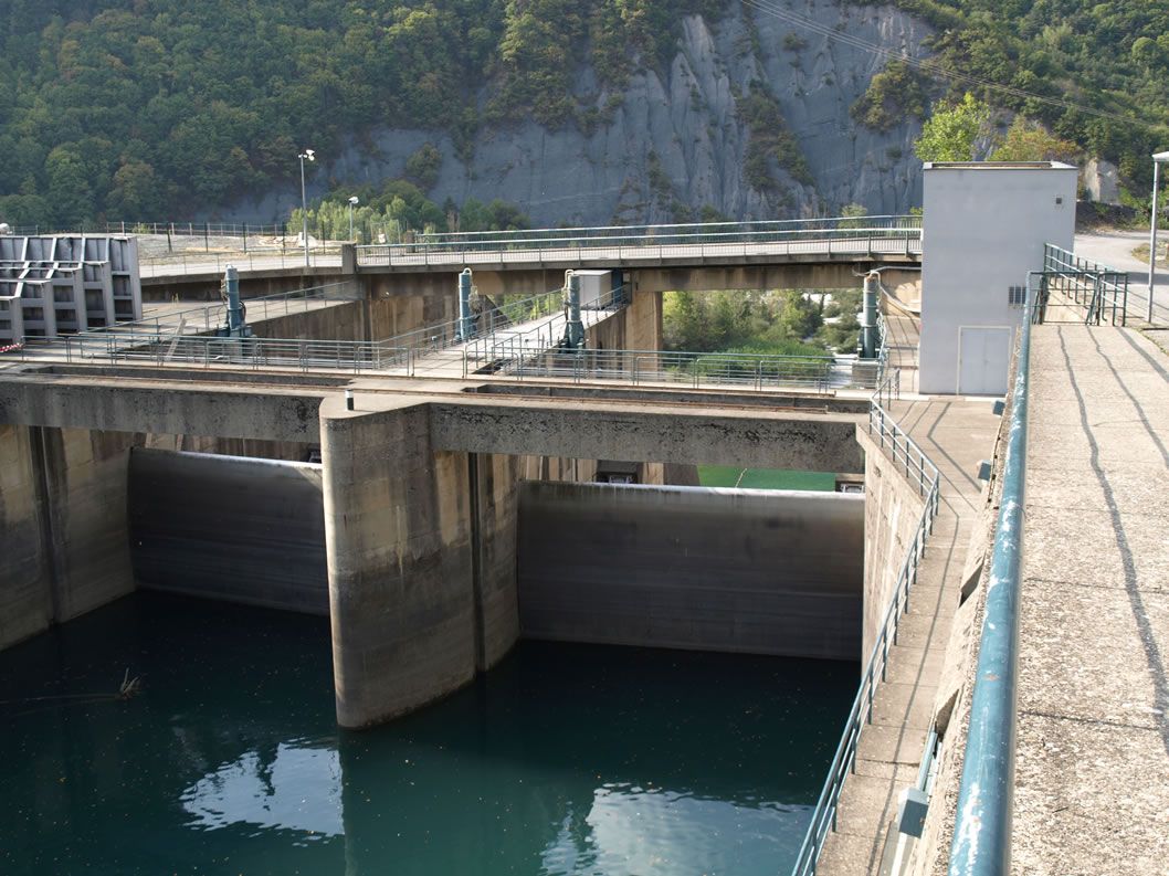 Système d'évacuation d'eau du barrage 