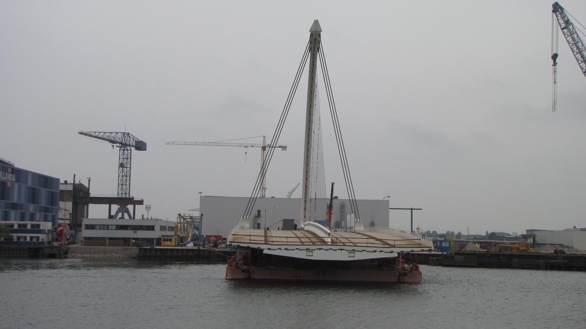 La superstructure du pont Samuel-Beckett sur une barge aux Pays-Bas 