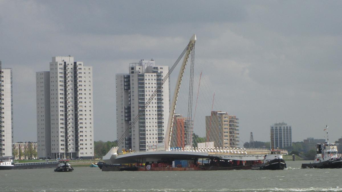 La superstructure du pont Samuel-Beckett sur une barge aux Pays-Bas 