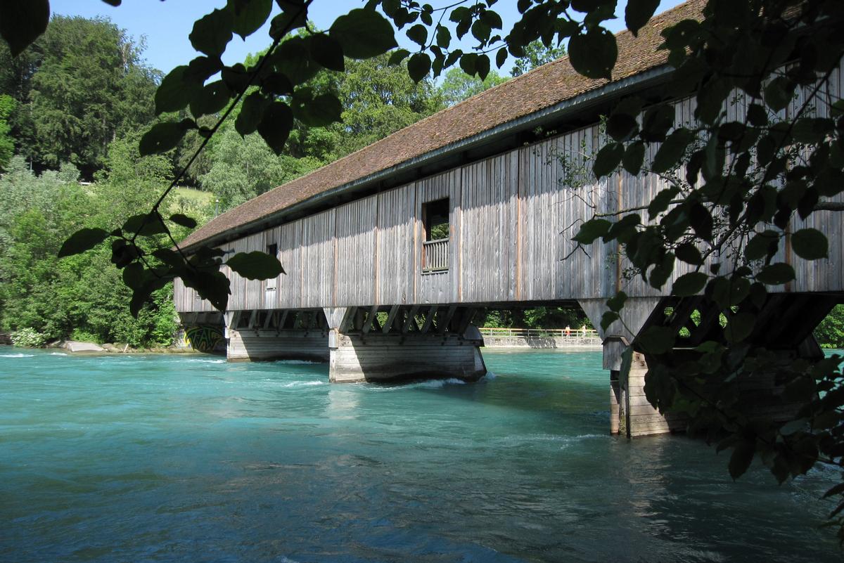 Auguetbrücke zwischen Muri bei Bern und Belp / Schweiz überquert den Fluss Aare 