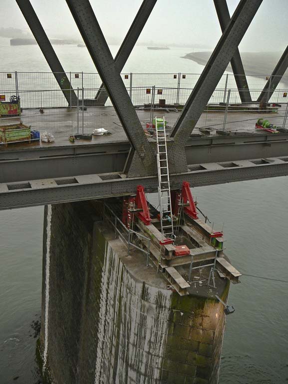 Alte Rheinbrücke Wesel Stützgerüst wird angebaut 24 November 2011 
