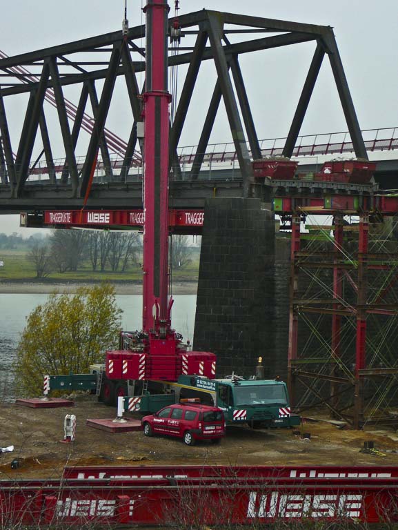 Alte Rheinbrücke Wesel die Traggerüste werden montiert 25 November 2011 