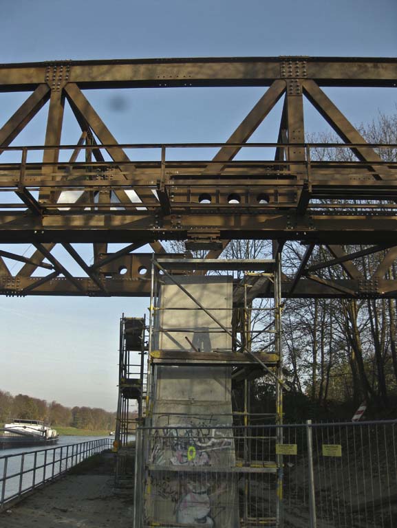 Krudenberger Landstr. Brücke WDK-km 12,240_Absenken der Behelfsbrücke 