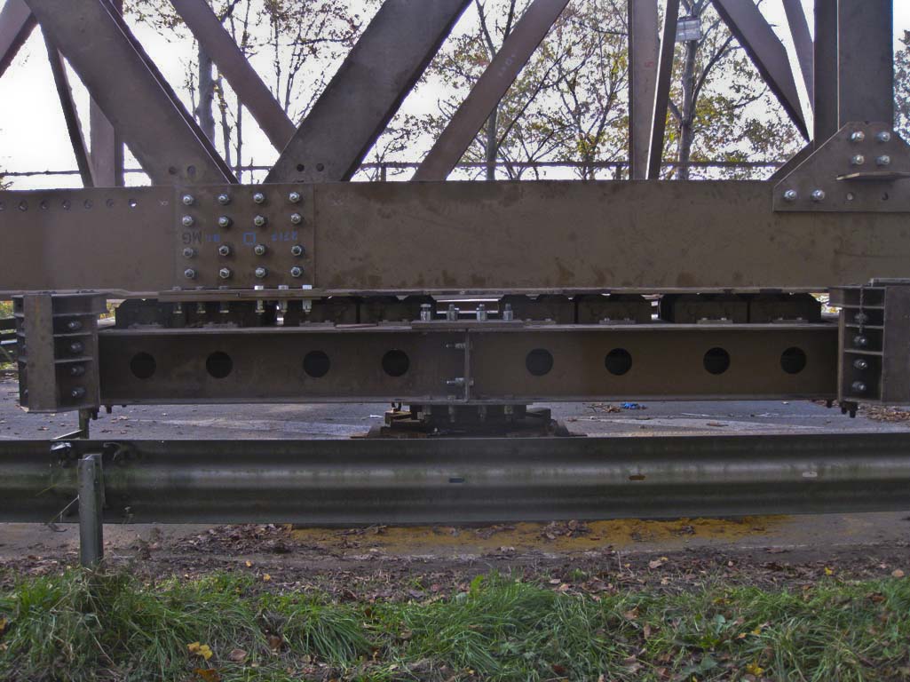 Krudenberger Landstr. Brücke WDK-km 12,240 Aufbau einer Behelfsbrücke, die Brücke wird auf den Verschiebekästen montiert 