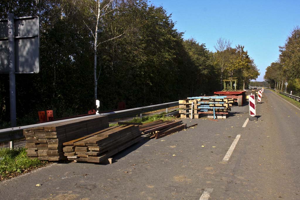 Krudenberger Landstr. Brücke WDK-km 12,240 die ersten Brückenteile wurden angeliefert und lagern auf der Strasse, die gesperrt ist 