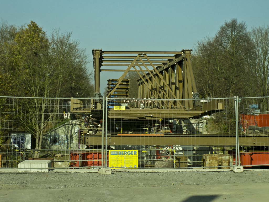 Krudenberger Landstr. Brücke WDK-km 12,240_Verschieben der Behelfsbrücke 