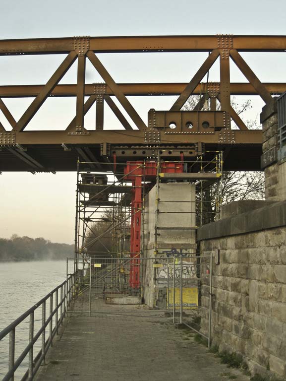 Krudenberger Landstr. Brücke WDK-km 12,240_Vorbereitung zum Absenken Behelfsbrücke 