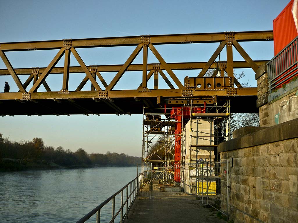 Krudenberger Landstr. Brücke WDK-km 12,240_Vorbereitung zum Absenken der Behelfsbrücke 