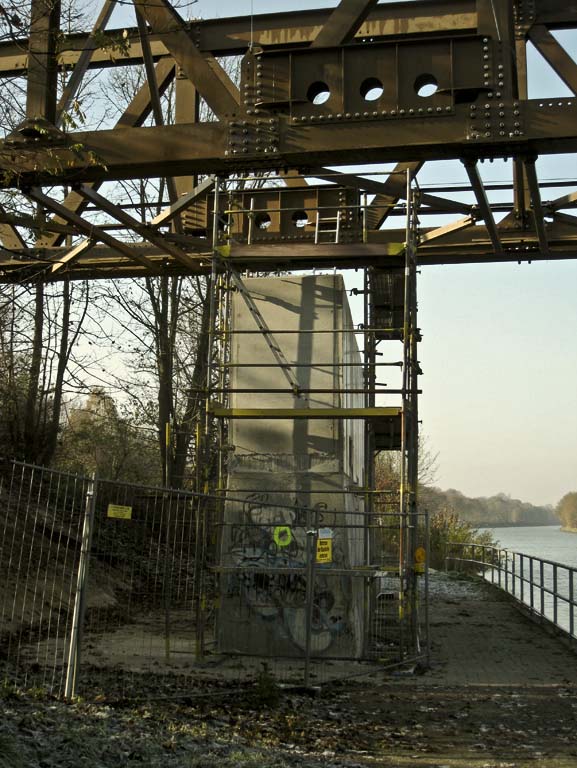 Krudenberger Landstr. Brücke WDK-km 12,240_Vorbereitung zum Absenken der Behelfsbrücke 