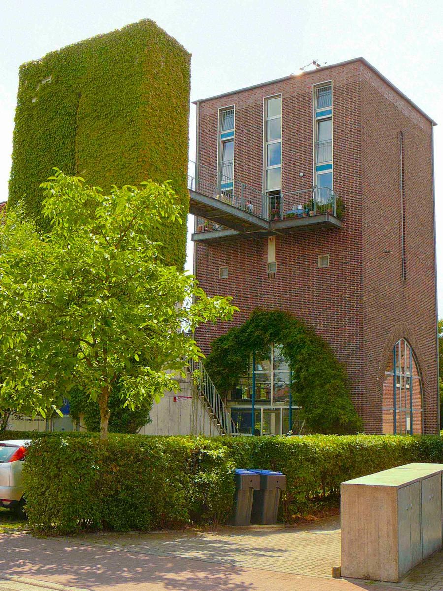 Former water tower in Dorsten convertet into a flat (top) and office space (bottom) 