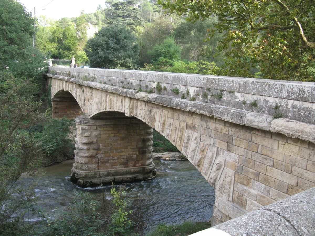 Straßenbrücke am Aquädukt Roquefavour 