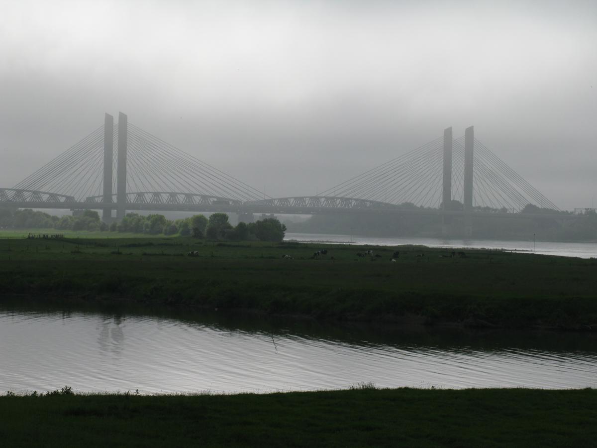 Martinus-Nijhoff-Brug bei Zaltbommel, NLWaal-Brücke im Zuge der A2 