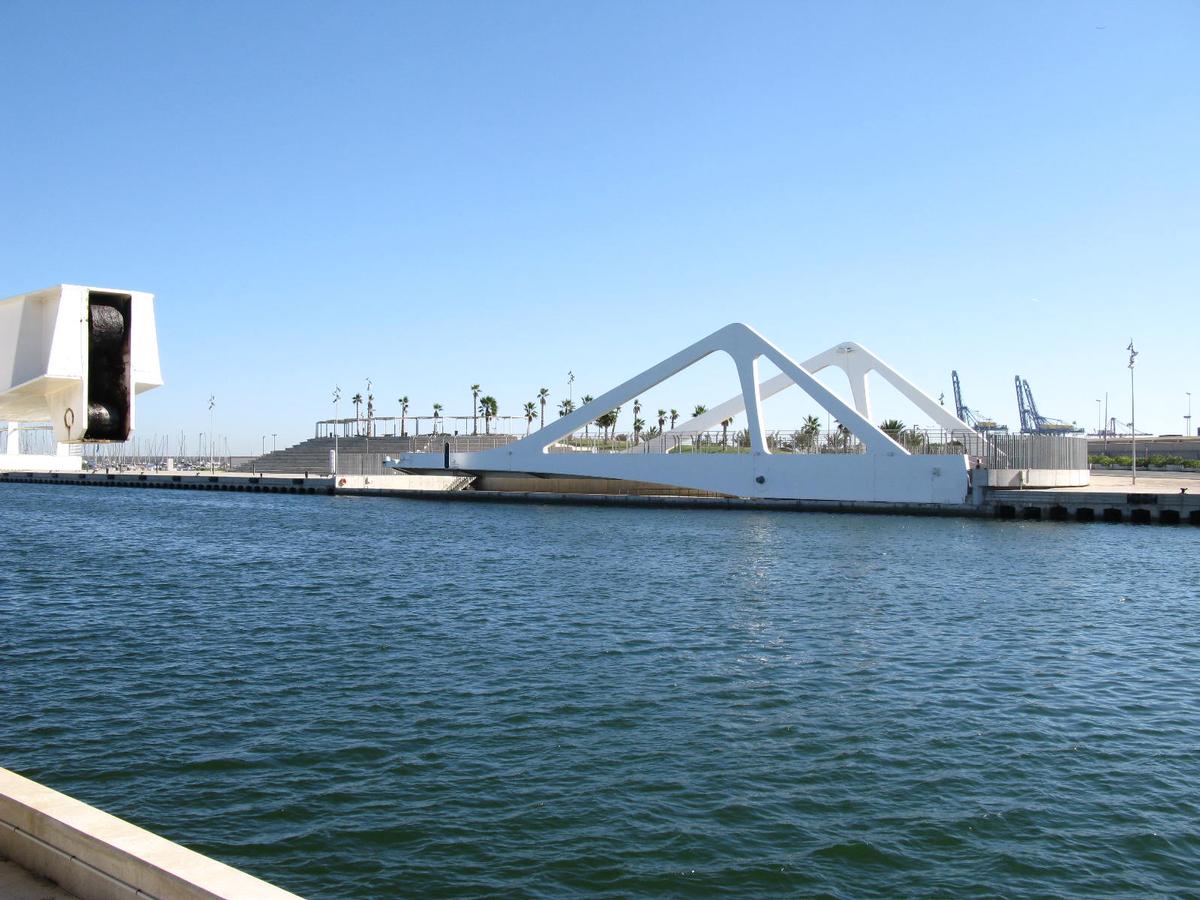 Valencia, Drehbrücke im Hafen 