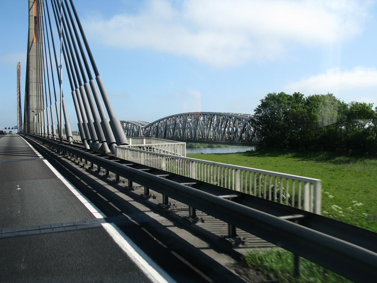 Dr. W. Hupkes-Brücke, Zaltbommel, NLEisenbahnbrücke über den Waal neben der A2-Brücke Dr. W. Hupkes-Brücke, Zaltbommel, NL Eisenbahnbrücke über den Waal neben der A2-Brücke
