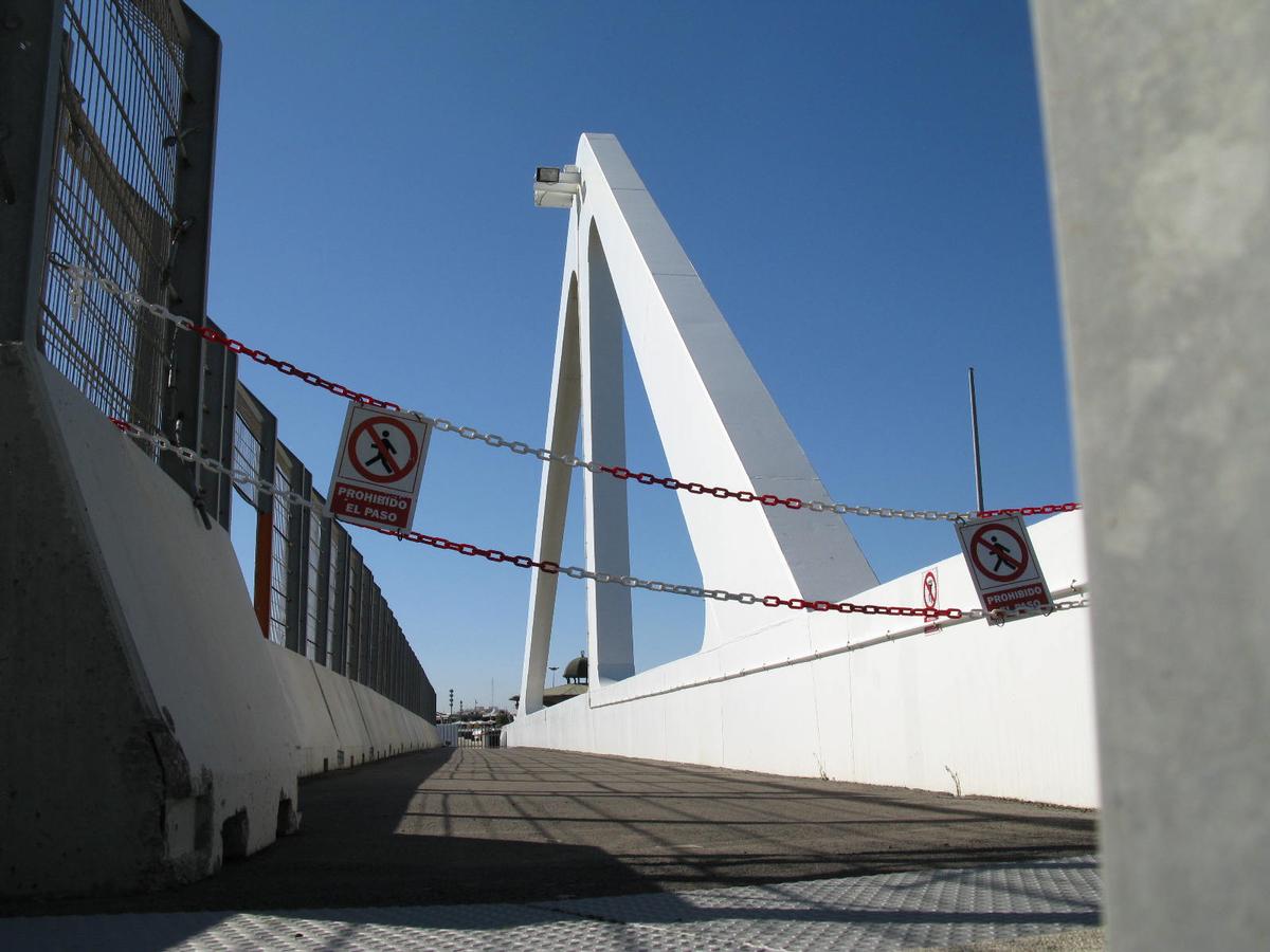 Valencia, Drehbrücke im Hafen 