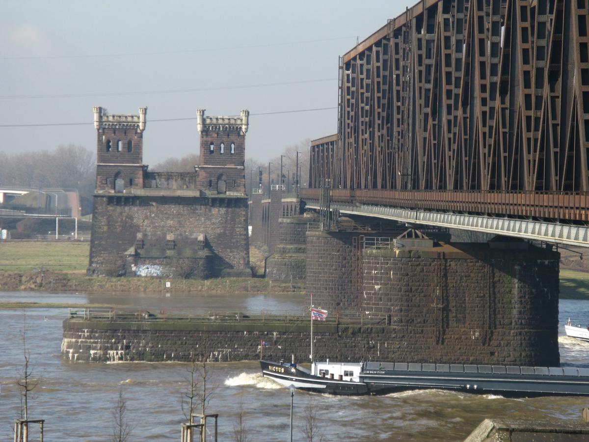 Duisburg-Hochfeld, Türme der alten Eisenbahnbrücke von 1873 