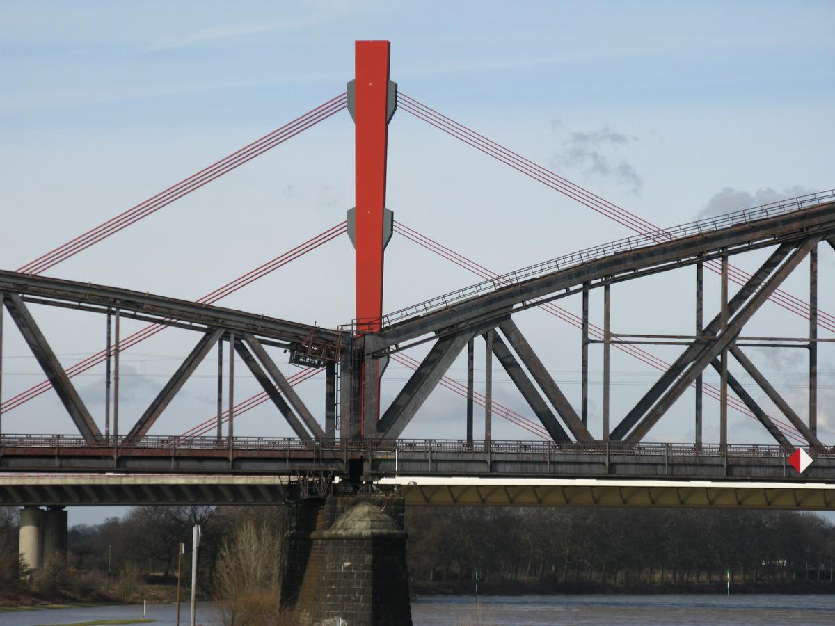 Duisburg, Haus-Knipp-Eisenbahnbrücke, im Hintergrund die Beeckerwerther Brücke 