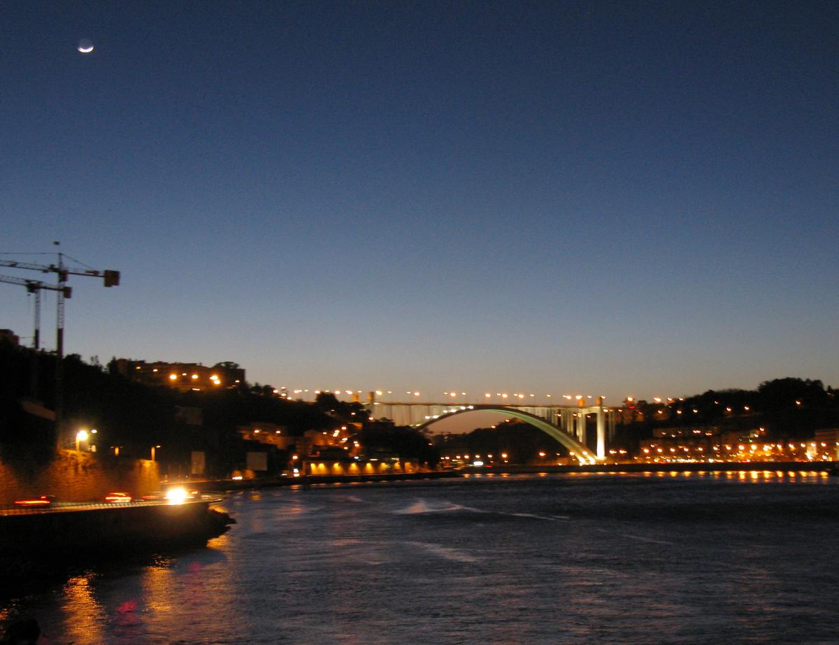 Porto, Ponte de Arrabida bei Nacht 