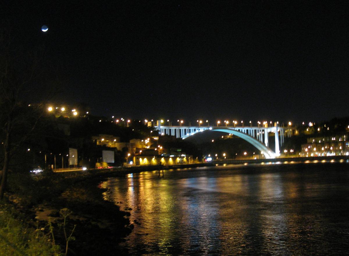 Porto, Ponte de Arrabida bei Nacht 