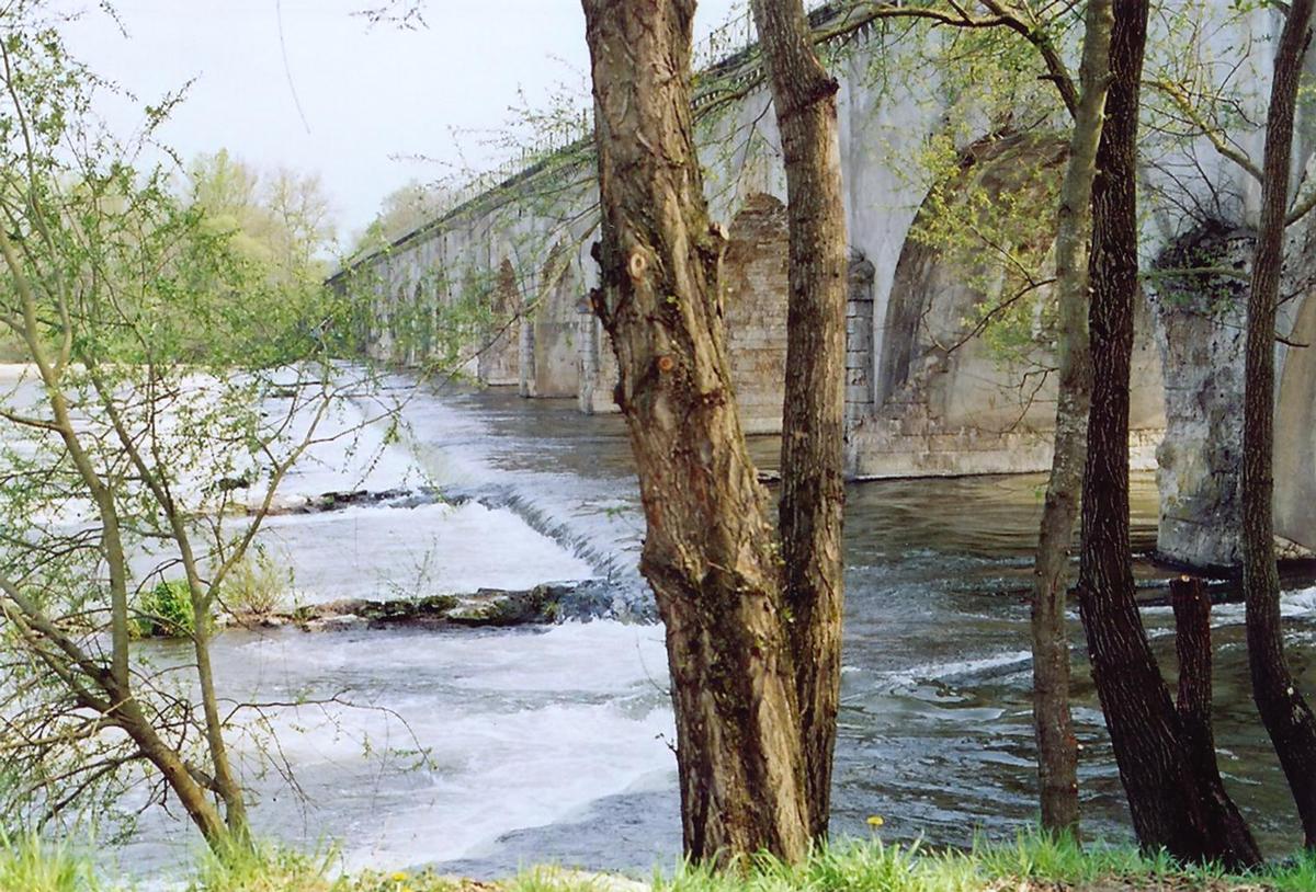 Bec d'Allier, Pont Canal de Guétin(Canal Latéral de la Loire) 