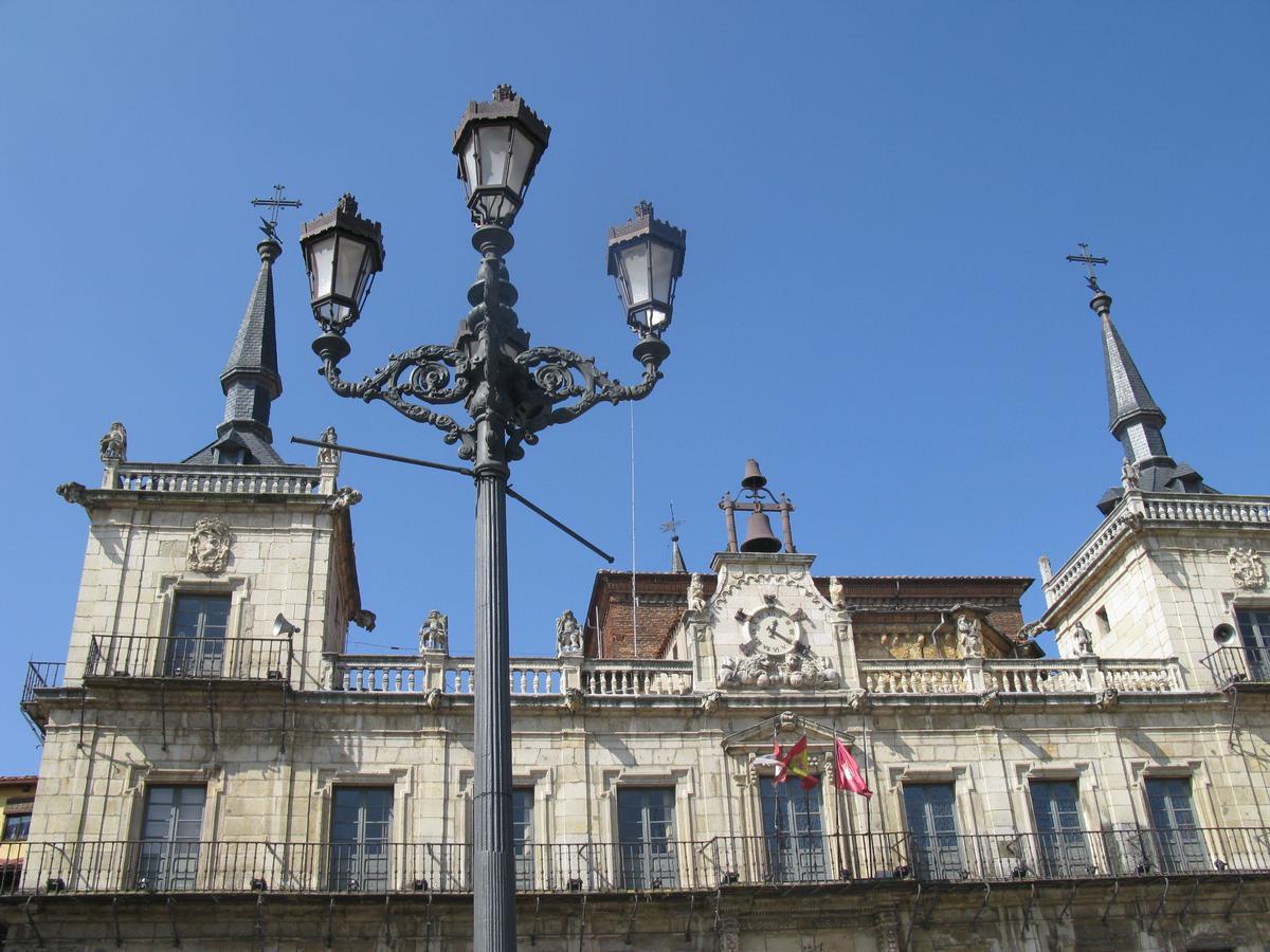 León, Plaza Mayor, altes Rathaus von 1677 