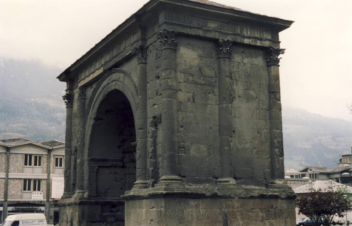 Arch of Augustus 