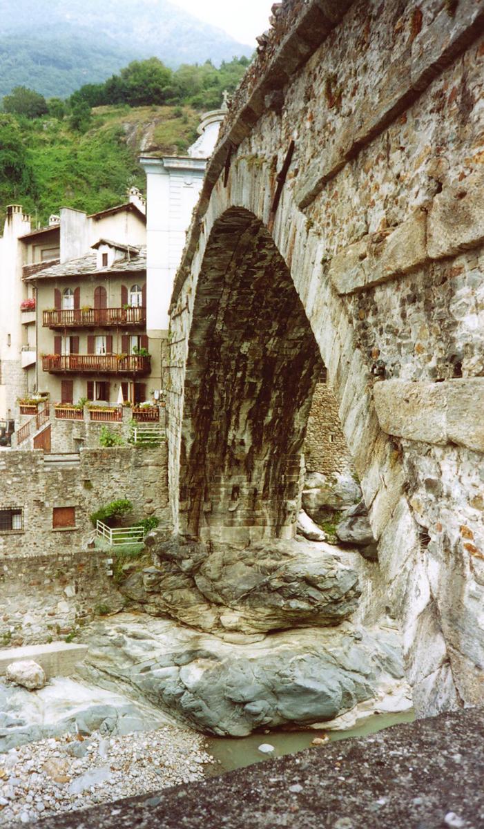Pont St. Martin, römische Brücke über den Fluß Lys 