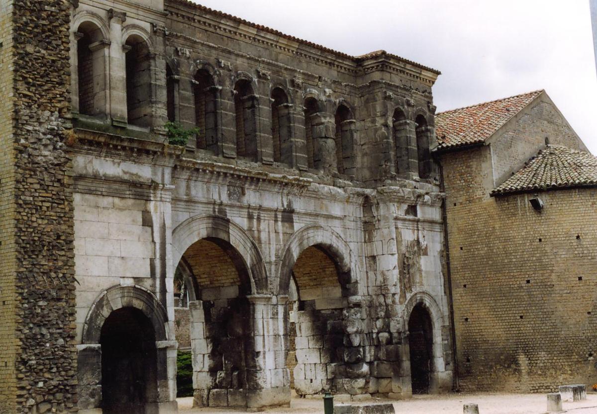 Autun, römisches Stadttor, 13.v.Chr. (Porte St. André) 