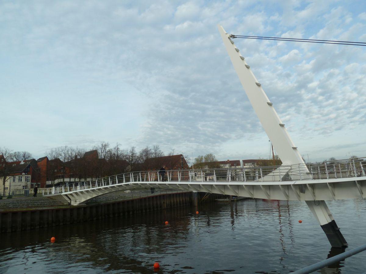 Die eigenwillige Klappbrücke über die Hafeneinfahrt ist von einem beweglichen Pylon abgespannt 