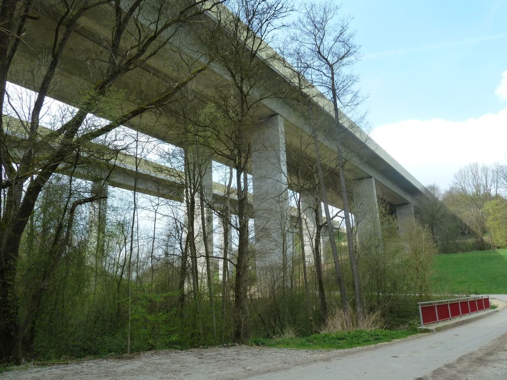 Die Viadukte der Autobahn A8 und der Neubaustrecke der Deutschen Bahn führen nebeneinander über das Sulzbachtal bei Denkendorf. Die Viadukte der Autobahn A8 und der Neubaustrecke der Deutschen Bahn führen nebeneinander über das Sulzbachtal bei Denkendorf.
