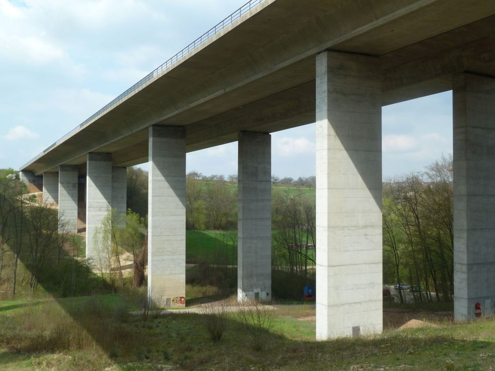 Die Viadukte der Autobahn A8 und der Neubaustrecke der Deutschen Bahn führen nebeneinander über das Sulzbachtal bei Denkendorf. Die Viadukte der Autobahn A8 und der Neubaustrecke der Deutschen Bahn führen nebeneinander über das Sulzbachtal bei Denkendorf.