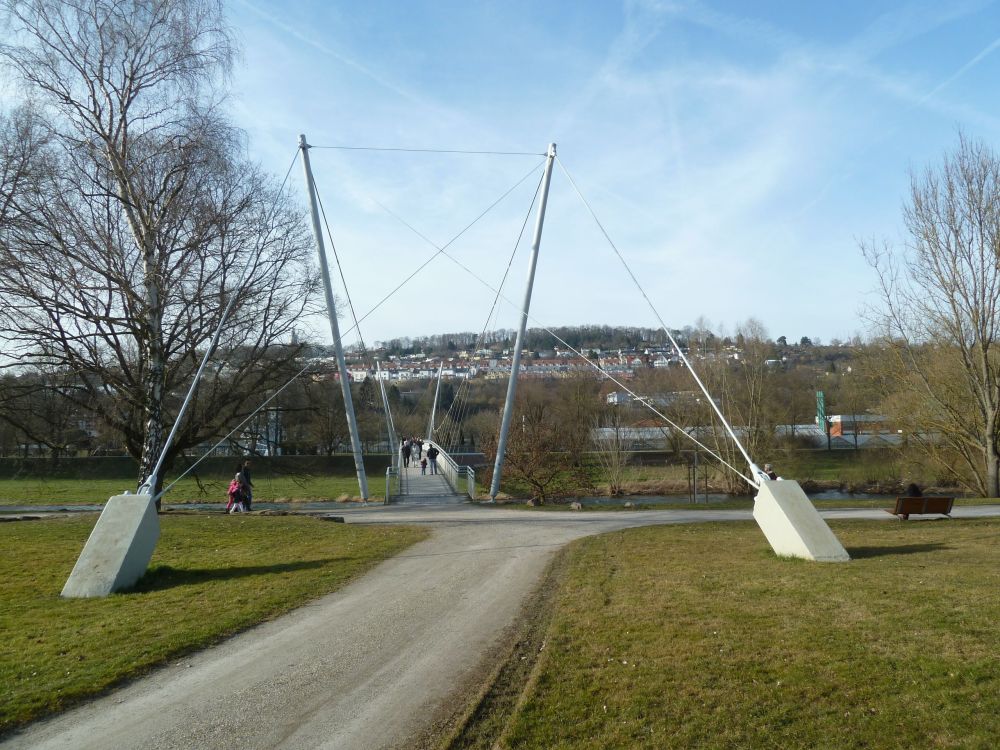 Der anlässlich der Landesgartenschau 1992 erbaute Hängesteg führt beim alten Wasserwerk über die Enz. 