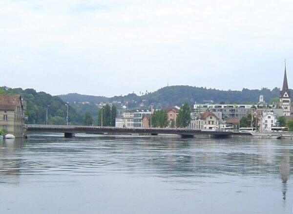 Pont sur le Rhin à Feuerthalen Pont en poutre à hauteur variable avec trois travées et une longueur totale de 110 mètres