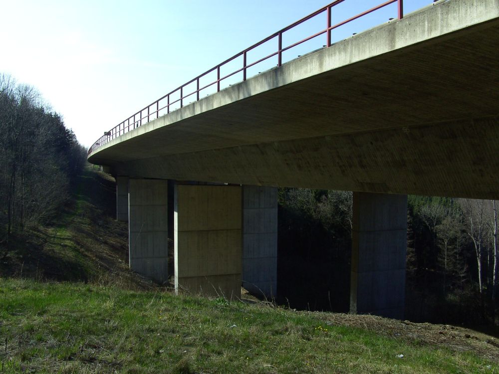 Talbrücke der A8 über die Franzosenschlucht bei Gruibingen 
