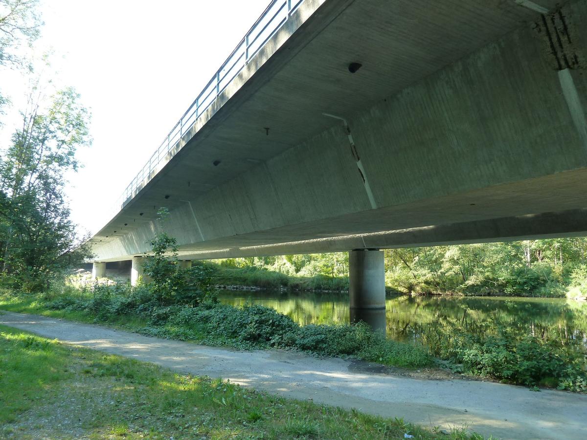 Die Autobahnbrücke Altenstadt quert die Iller im extrem schiefen Winkel. 