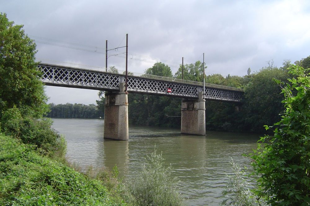 Eisenbahnbrücke Le Pecq Die Eisenbahnbrücke von Le Pecq hat Gitterträger über der Seine und Steinbögen über dem linken Vorland