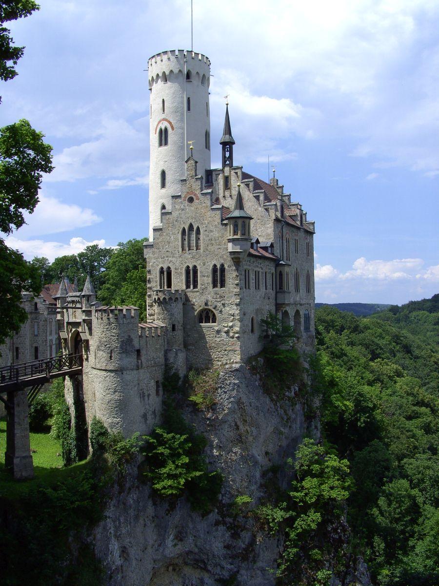Schloss Lichtenstein über dem Echaztal 