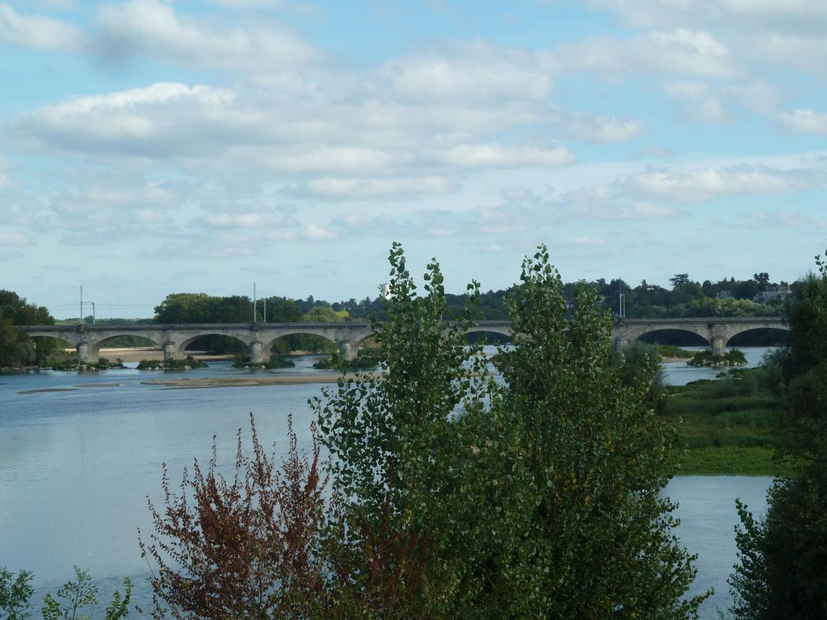Die alte Eisenbahnbrücke quert die Loire mit 14 Bögen. 