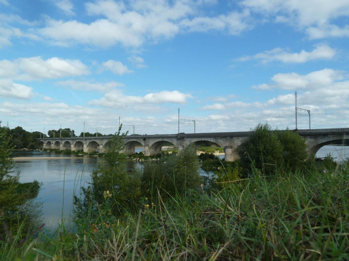 Die alte Eisenbahnbrücke quert die Loire mit 14 Bögen. 