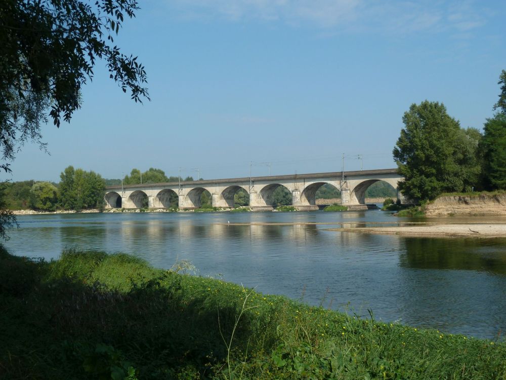 Die zweigleisige Eisenbahnbrücke quert die Loire kurz vor der Mündung des Chers. 