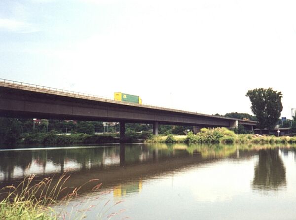Neckarbrücke der Autobahn A6 bei Neckarsulm 